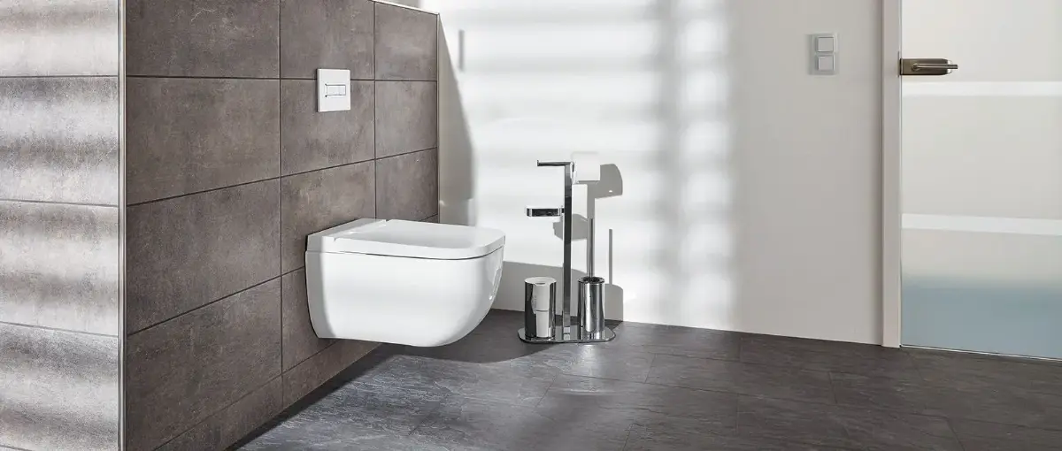 Moderne Badezimmeransicht mit wandhängender Toilette und eleganter Armatur.