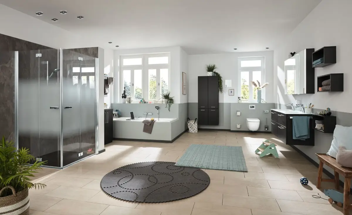 Modernes Badezimmer mit Dusche, Badewanne, Pflanzen und hellen Fliesen. Helle, freundliche Atmosphäre.