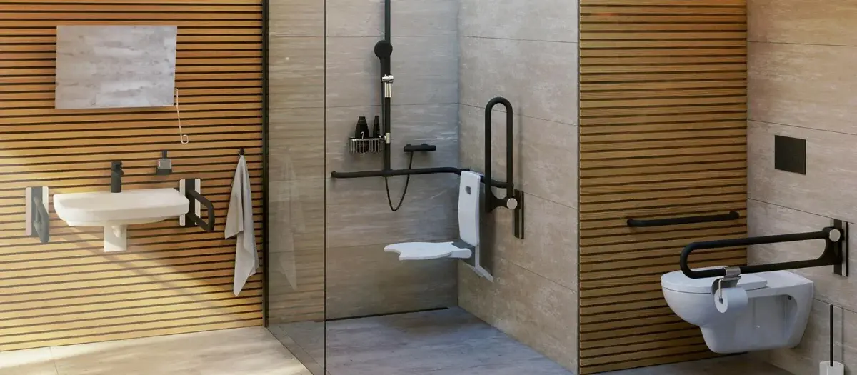 Barrierefreies Badezimmer mit bodengleicher Dusche, Haltegriffen und WC.