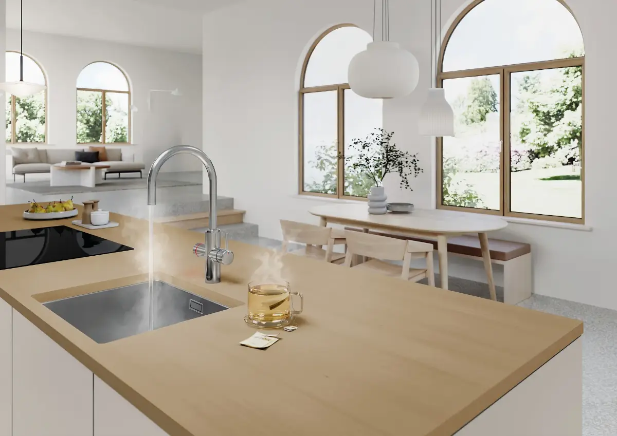 Moderne Küche mit Holzarbeitsplatte, Spüle und großen Fenstern.