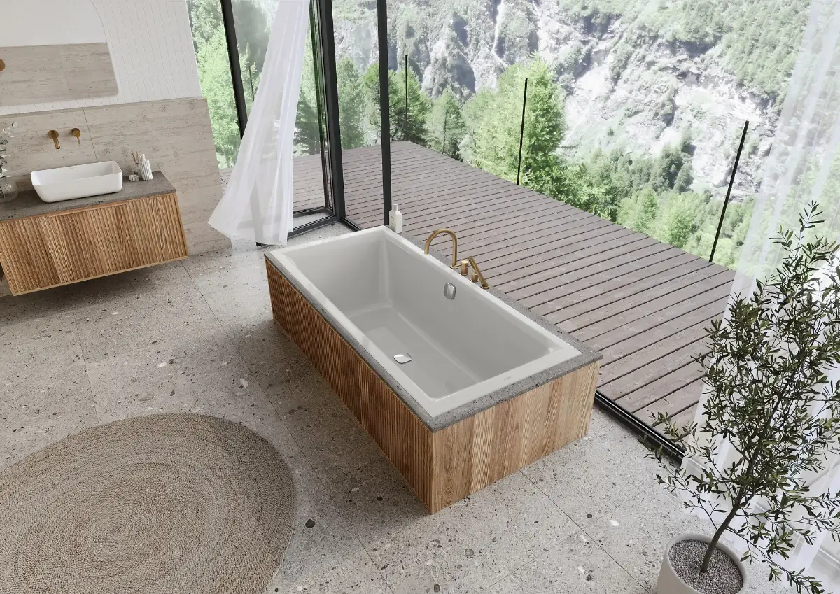 Badewanne aus Holz steht auf einer Terrasse mit Blick ins Freie.