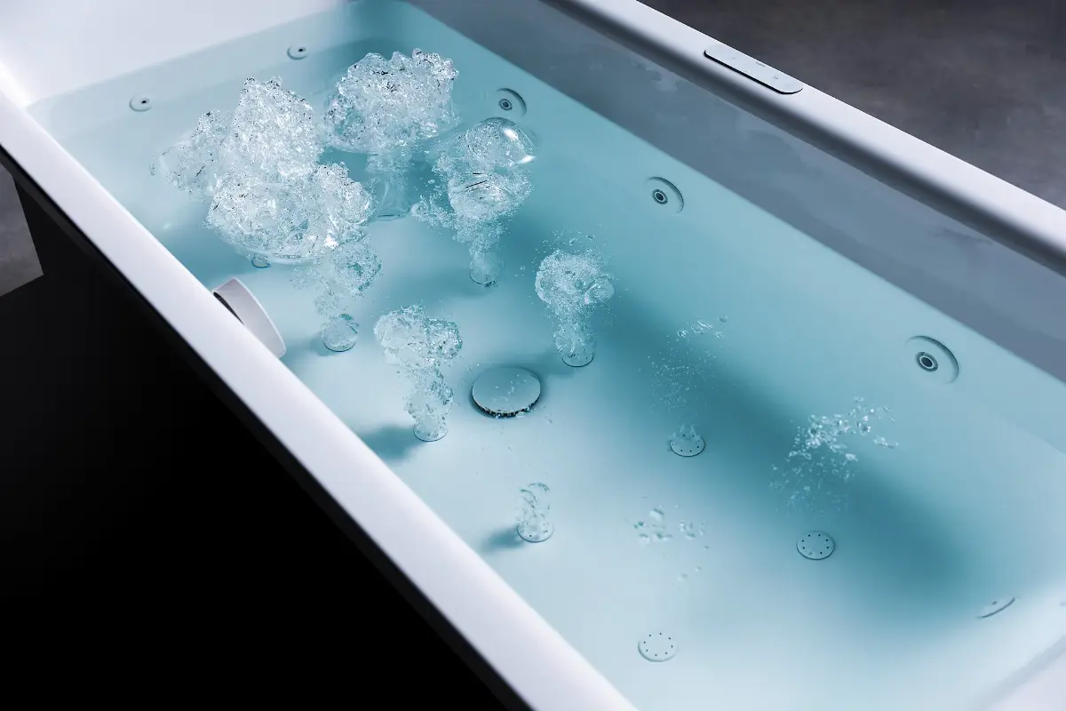 Wanne mit klarem Wasser und Blasen.